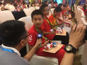 临沂福利院孩子自行车赛夺五金八银六铜，工作人员悉心指导，展现拼搏精神！
