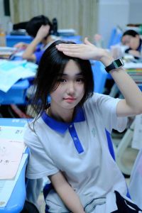 女高中生的私生活_青春期少女情感困境与伤害