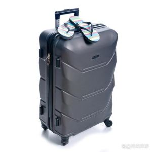 跨国旅行必备品有什么_洗漱药品电子设备等