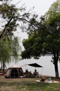 妈妈带女儿来湖边露营_母女湖边温情时光，增进亲情与友谊