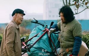 大爷自行车载狗当后视镜，稳如泰山！