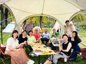 和哥哥们朋友一起露营_五个好友山林露营，篝火畅谈，徒步登顶，友谊更浓！