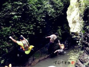 我和小雅露营驴友的春天_春日雪山下的宁静时光与难忘回忆
