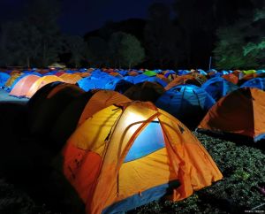 露营被两个男人半夜闯帐篷_雨夜同住一顶帐篷，分享回忆，感受温暖