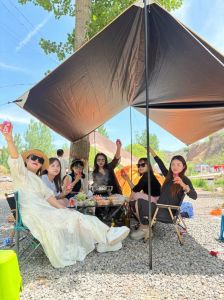 女友跟朋友一起去露营_为女友挑避暑地？选清凉又浪漫的！