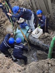 襄湖滑冰馆断水 供水公司紧急送水解困