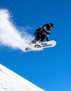 滑雪算极限运动项目吗_速度与技巧的冰雪运动，高山单板自由滑雪项目丰富，但需注意安全