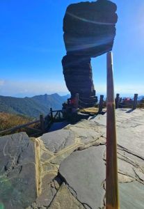 户外爱好者登山净山_户外志愿者自发净山，守护绿色家园