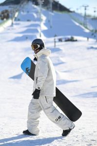 为什么滑雪运动员少穿一边衣服_轻快透气，不对称设计，助你飞驰！