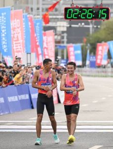 乌鲁木齐马拉松开跑，15000跑者齐聚亚心，体验别样赛事！